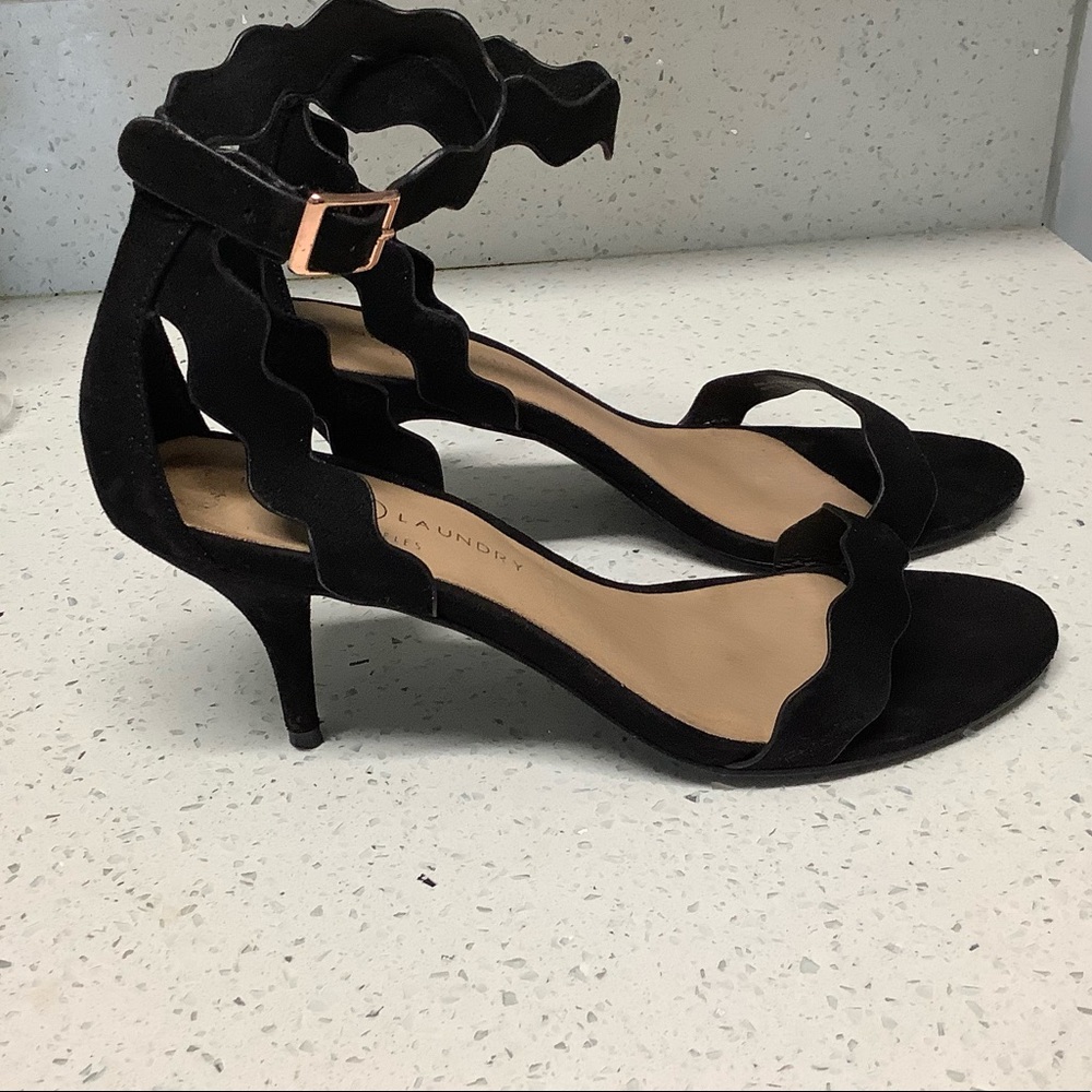 Chinese Laundry Rubin scalloped sandals